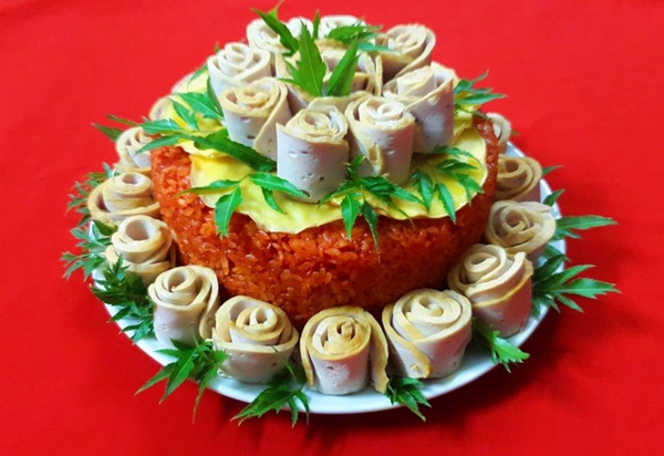 Trang trí giò lụa cùng món ăn truyền thống