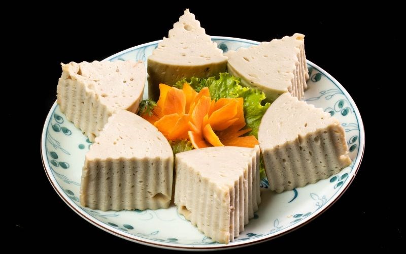 Cắt giò lụa theo kiểu truyền thống