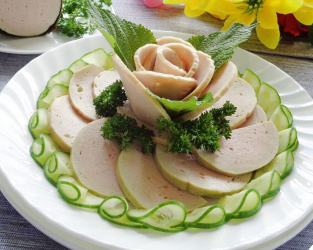 Tạo hình hoa từ lát giò