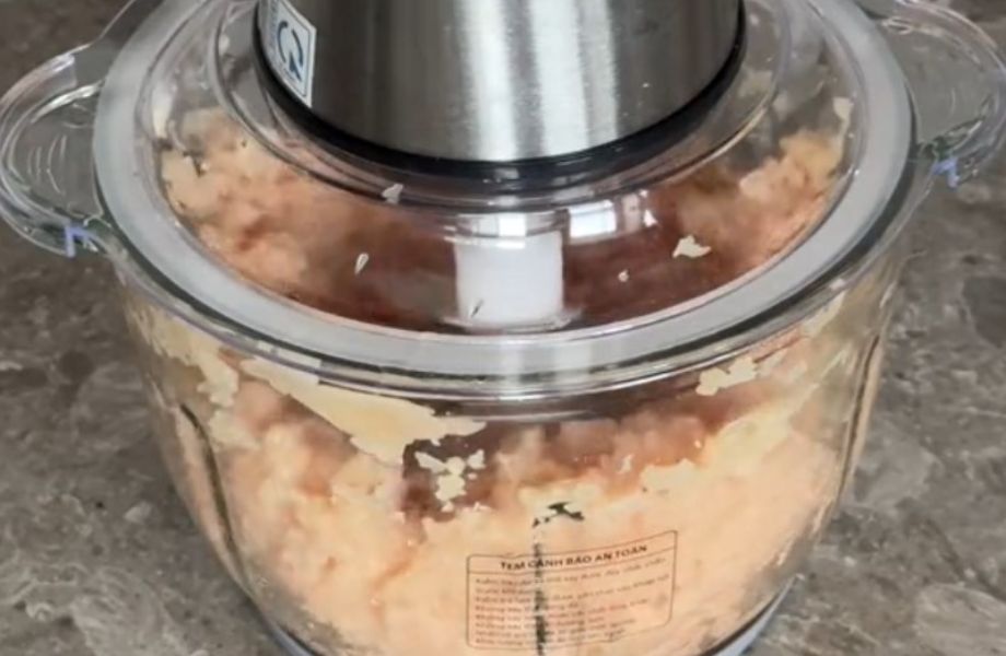 Xay hoặc giã nhuyễn thịt gà