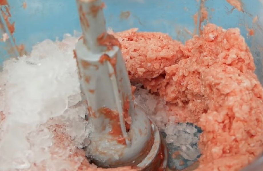 Xay thịt lần 2 với đá lạnh