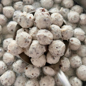 Mọc viên nấm hương mộc nhĩ